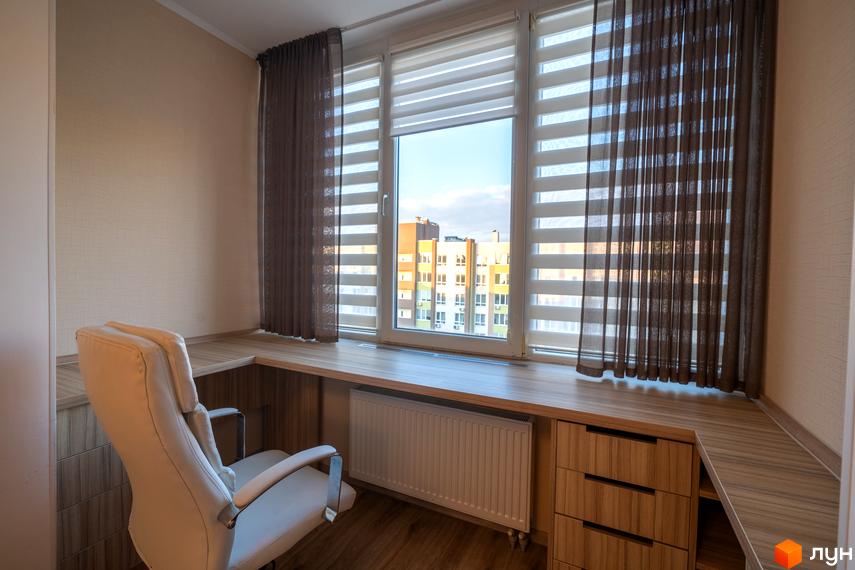 Інтер'єр кімнати з робочим місцем біля вікна в Житловому комплексі Софіївський квартал. Вид на будівлі комплексу з вікна.