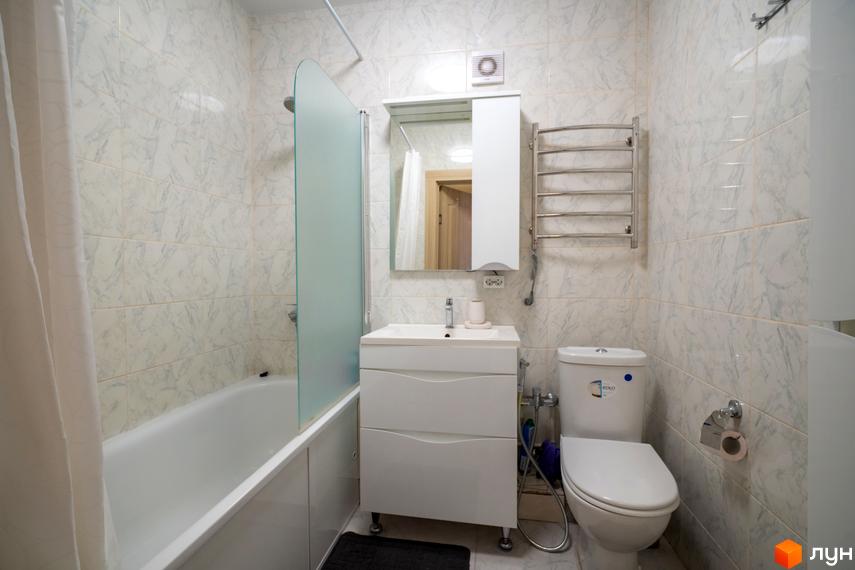 Ванна кімната в Житловому комплексі Софіївський квартал на вулиці Ак. Шалімова. Інтер'єр з ванною, туалетом, умивальником та дзеркалом.