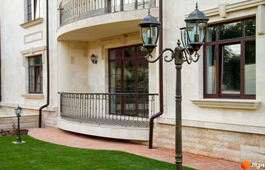 Клубний будинок Ліон: фасад з балконом та вікнами, прибудинкова територія з газоном та ліхтарями. Екстер'єр новобудови.