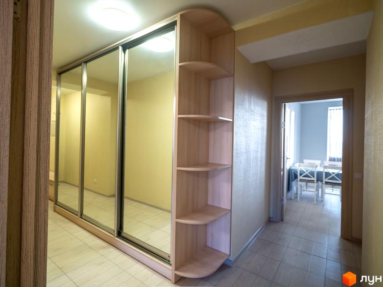 Інтер'єр квартири в Житловому комплексі Софіївський квартал на вулиці Ак. Шалімова. Вигляд коридору з шафою-купе та вхід до кімнати.