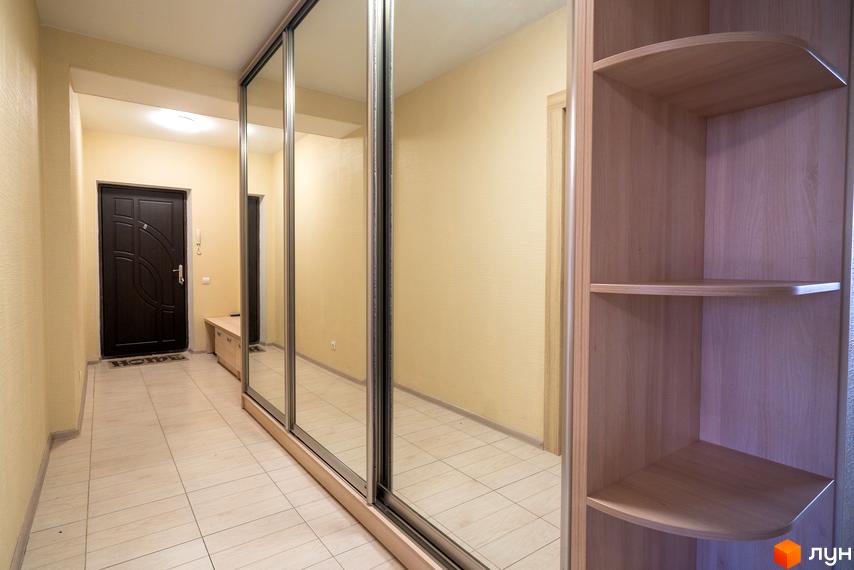 Інтер'єр квартири в Житловому комплексі Софіївський квартал. Вигляд коридору з шафою-купе та вхідними дверима.
