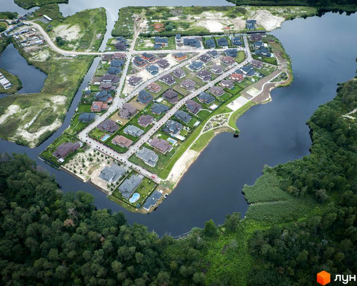 Котеджне містечко КМ Вітаград – це мальовничий житловий район з сучасними будинками, розташований біля води. На території комплексу є зелені зони та доглянута прибудинкова територія.