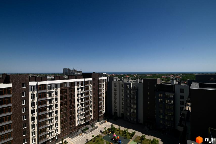 Зовнішній вигляд багатоповерхових будинків житлового району