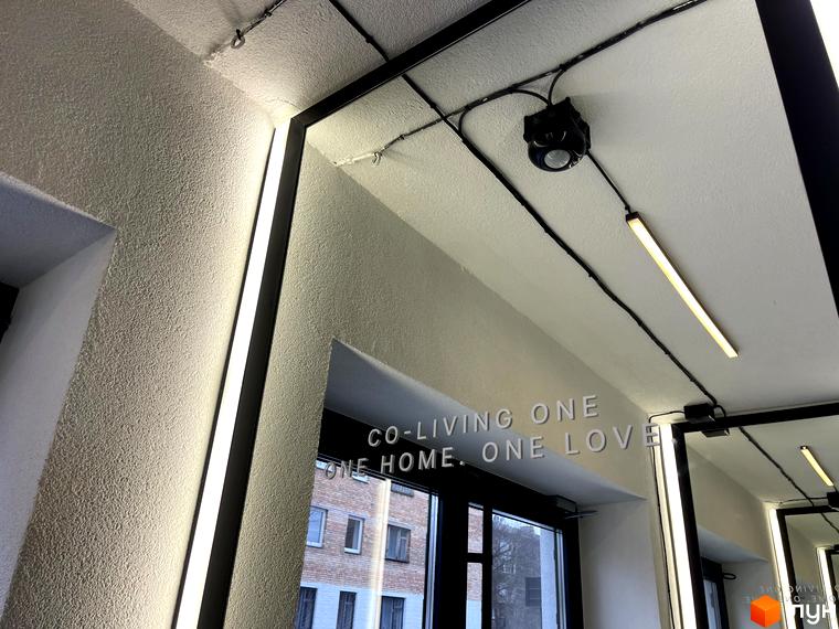 Інтер'єр житлового комплексу Coliving ONE з написом 