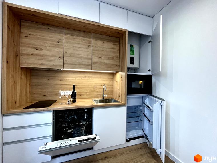 Сучасна кухня в Coliving EST з дерев'яними фасадами, вбудованою технікою та посудомийною машиною. Просторий інтер'єр для комфортного проживання.