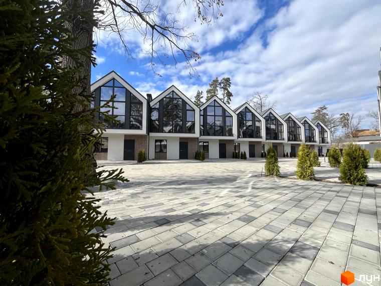 Зовнішній вигляд таунхаусів Lucky Town. На передньому плані викладена бруківкою прибудинкова територія.