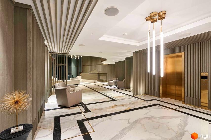 Інтер'єр лобі житлового комплексу Linden Luxury Residences з мармуровою підлогою та золотим ліфтом. Сучасний дизайн та елегантне освітлення створюють розкішну атмосферу.