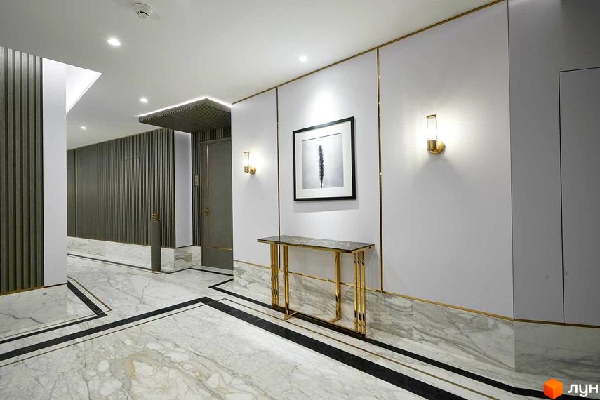 Інтер'єр холу новобудови Linden Luxury Residences з мармуровою підлогою та золотими елементами. Елегантний дизайн створює атмосферу розкоші та комфорту.