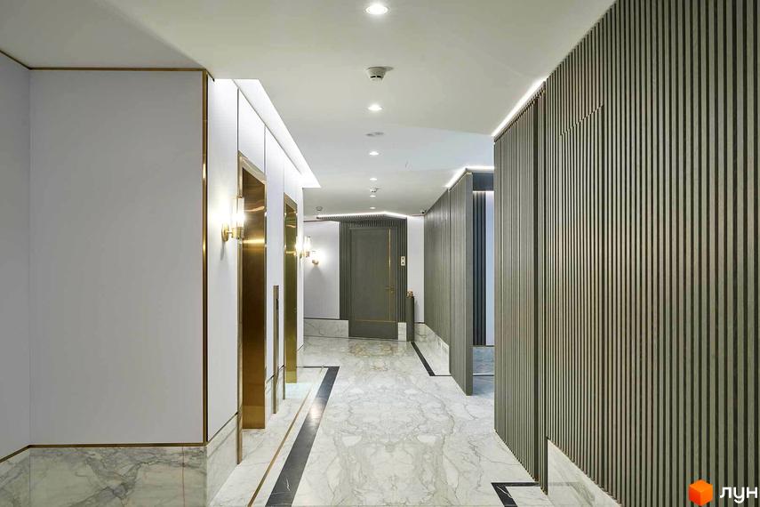 Linden Luxury Residences - елегантний коридор з мармуровою підлогою, золотими елементами та підсвіткою. Сучасний дизайн інтер'єру новобудови.