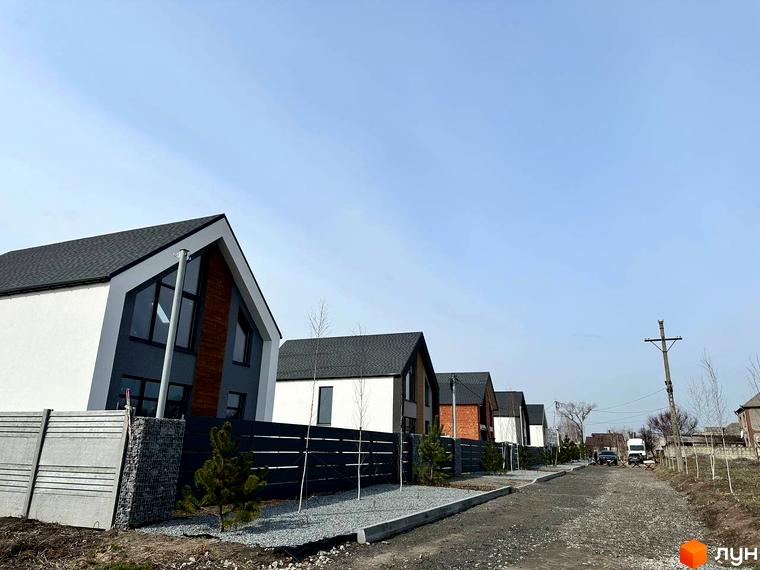 Котеджне містечко КМ Fill House: сучасні будинки з панорамними вікнами та доглянутою прибудинковою територією, що створюють затишну атмосферу.