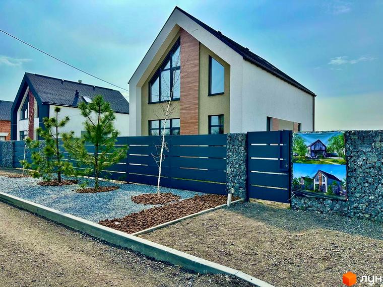 Котеджне містечко КМ Fill House: двоповерхові будинки з великими вікнами та кам'яним парканом. Прибудинкова територія з молодими деревами та гравієм.