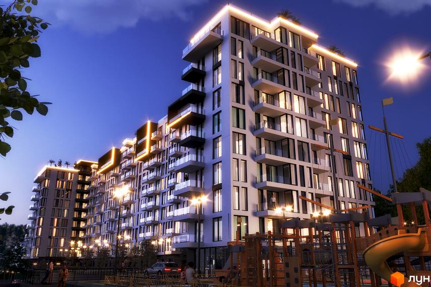 Житловий комплекс SKYLINE з підсвіченими фасадами та балконами на тлі вечірнього неба. Поруч дитячий майданчик та дерева.