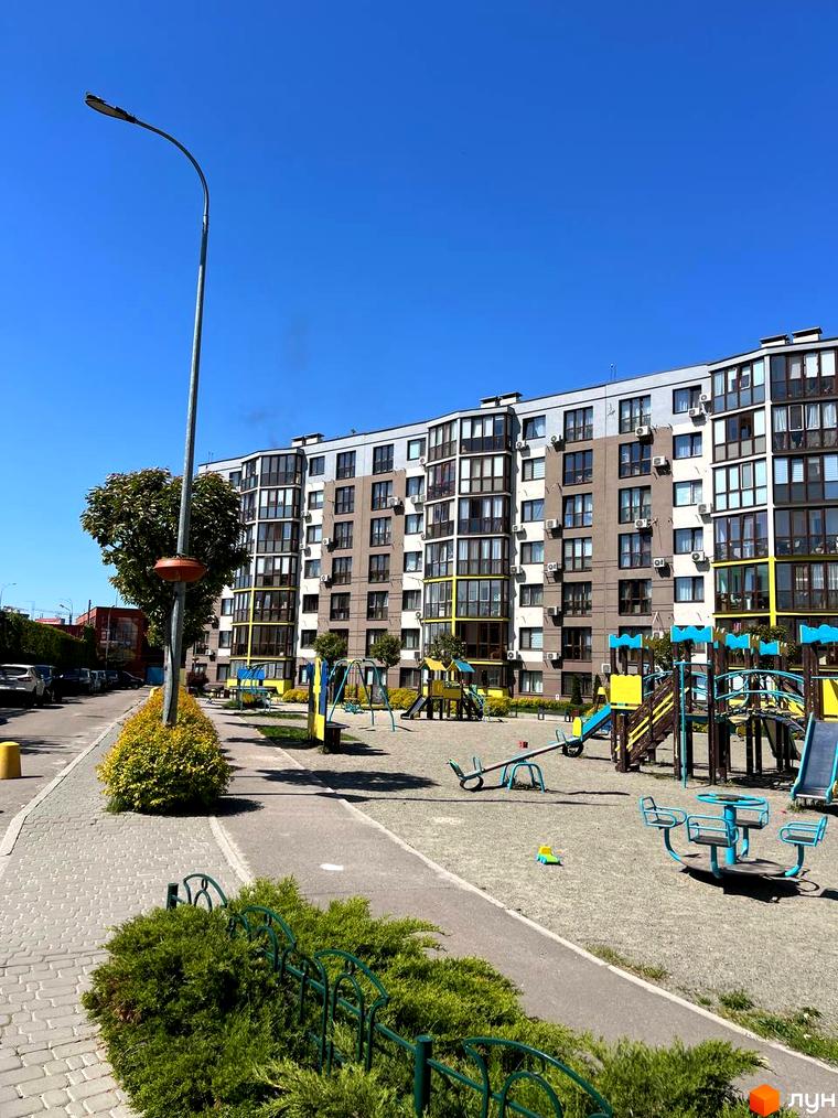 Багатоповерховий будинок ЖК Welcome Home на Стеценка з великими вікнами та кондиціонерами. На території комплексу розташований дитячий майданчик.