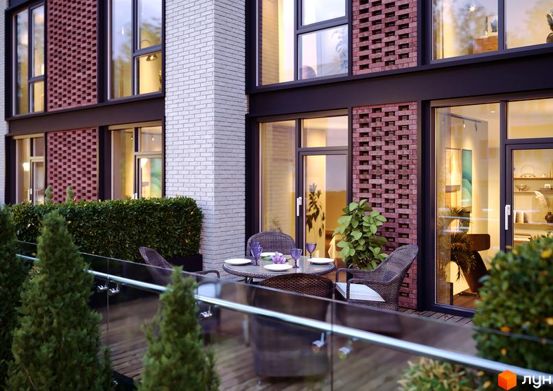 Клубний будинок Sapfir: фасад з білої та червоної цегли, великі вікна, балкон з плетеними меблями та зеленню.