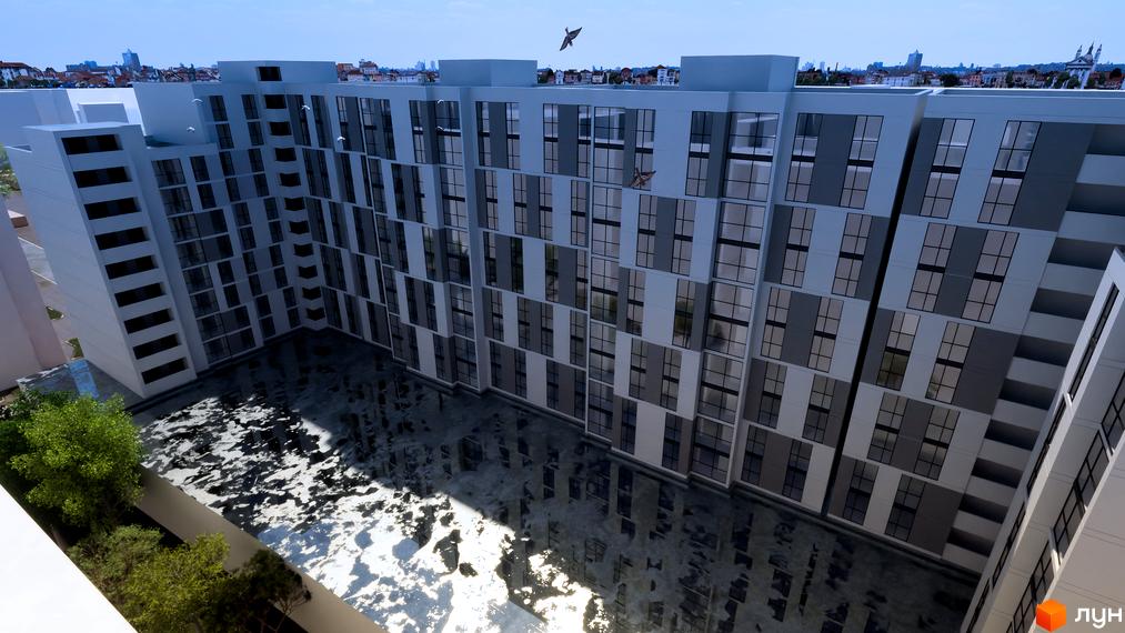 Зовнішній вигляд комплексу ЖК Senat з великою кількістю вікон та сірими панелями. На прибудинковій території видно басейн з відображенням будинку та зелені насадження.