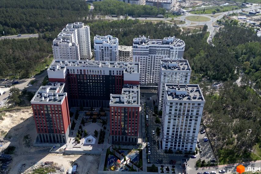 Зображення житлового комплексу Irpin City з висоти пташиного польоту. Вигляд на багатоповерхівки та облаштовану прибудинкову територію.
