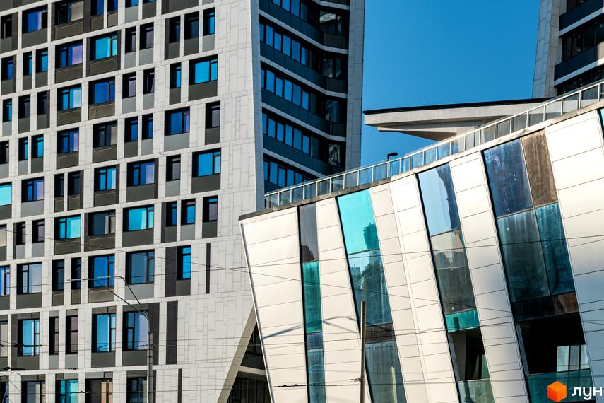 Житловий комплекс Manhattan City - сучасна архітектура з панорамними вікнами та скляними фасадами. Фото новобудови.