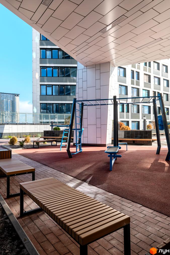 Житловий комплекс Manhattan City. Сучасний двір з дитячим майданчиком та зонами відпочинку, оточений висотними будинками.
