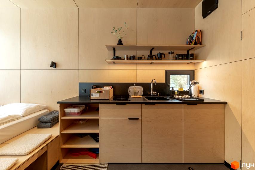 Затишна кухня-студія з дерев'яними фасадами та сучасною технікою. Комплекс УЛІС пропонує комфортне житло.