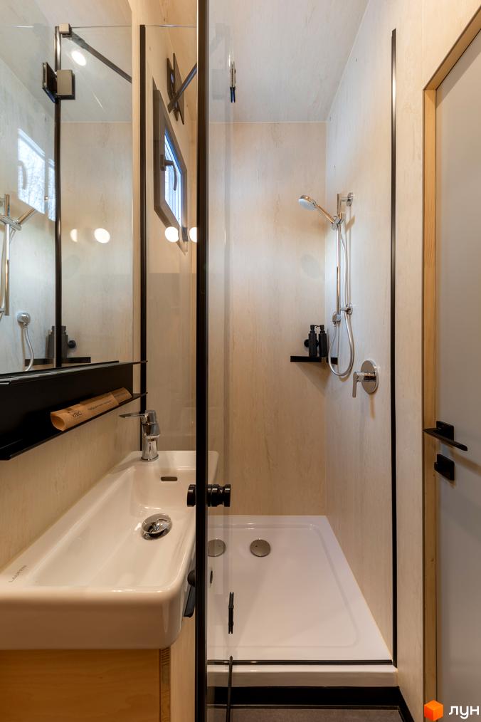 Сучасний дизайн ванної кімнати в житловому комплексі УЛІС з душовою кабіною та раковиною.