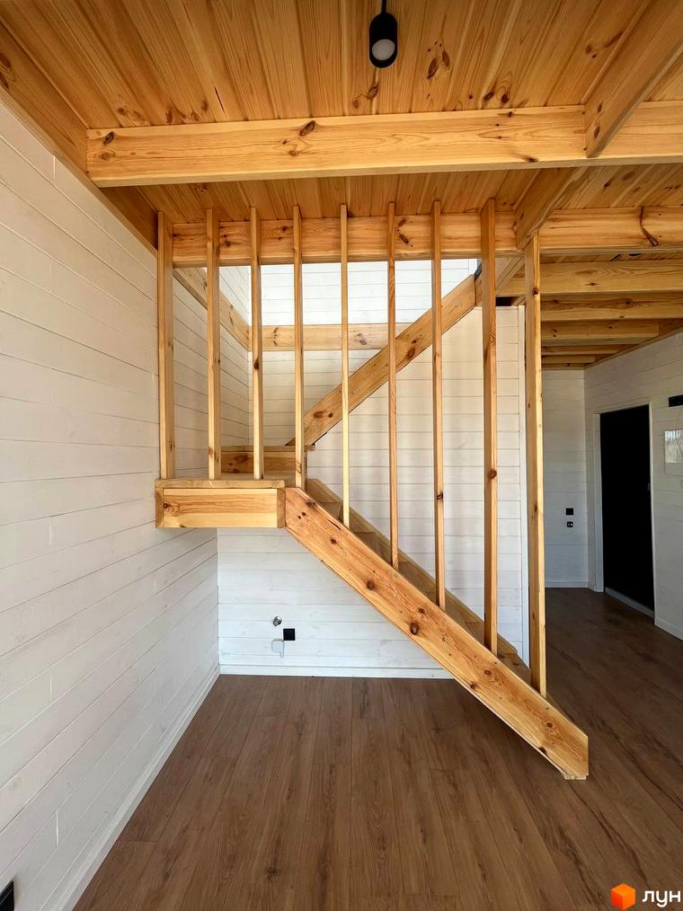 Котеджне містечко Залісся Village: дерев'яні сходи та стеля в інтер'єрі будинку. Білі стіни та дерев'яна підлога створюють затишну атмосферу.