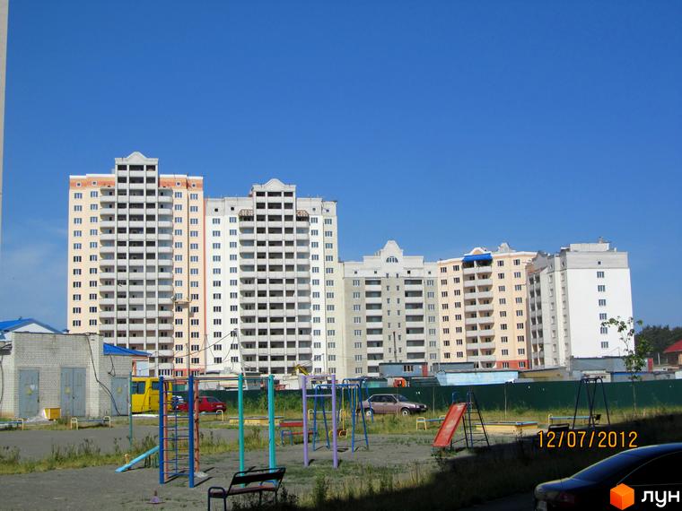 Житловий комплекс на вул. Вишнева / Нове шосе / вул. Хмельницького. Багатоповерхові будинки з балконами та дитячий майданчик на прибудинковій території.