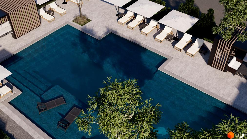 Зовнішній вигляд комплексу КМ San Marco з басейном та зоною відпочинку. На території комплексу розташовані шезлонги та парасольки.