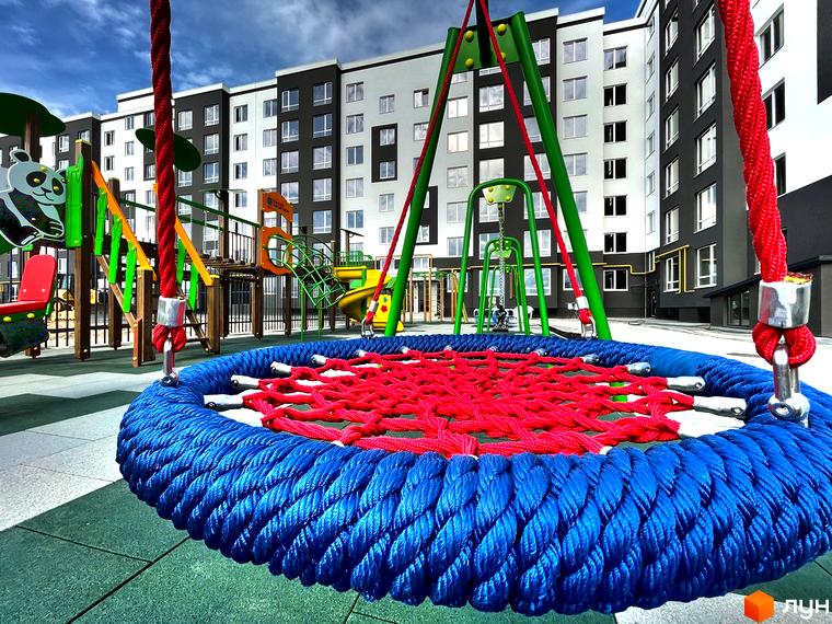 Житловий комплекс Петрівські Липки: сучасна новобудова з дитячим майданчиком та зоною відпочинку. Зовнішній вигляд будинку та прибудинкова територія.