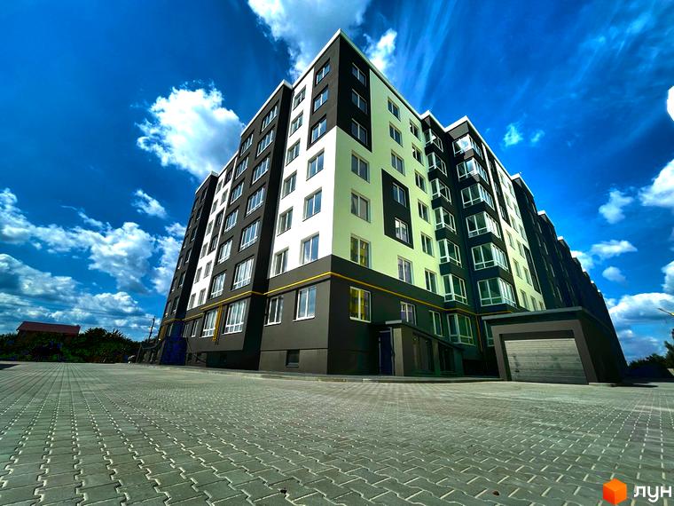 Петрівські Липки - це новий житловий комплекс з сучасною архітектурою та доглянутою прибудинковою територією. Фасад будівлі виконаний у контрастних кольорах, а перед будинком розташований вимощений бруківкою майданчик.