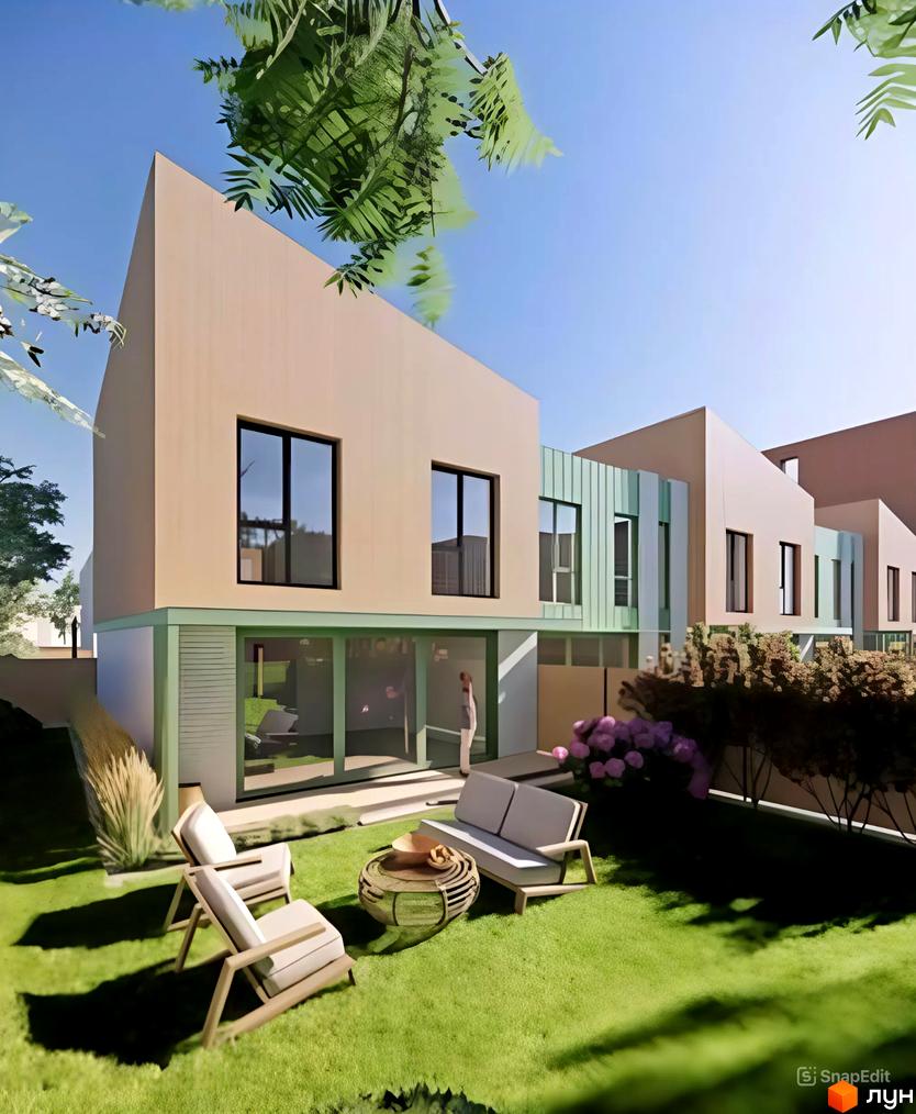 Таунхауси Cozy Yard: фасади з великими вікнами та зелені зони відпочинку з диваном та кріслами на подвір'ї.