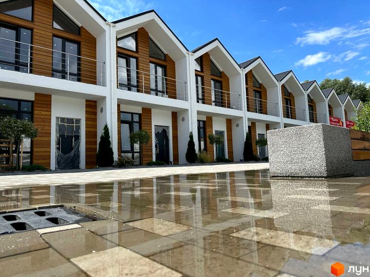 Зовнішній вигляд таунхаусів в Котеджному містечку Prydesennya Eco Village. На передньому плані плитка та елементи благоустрою.