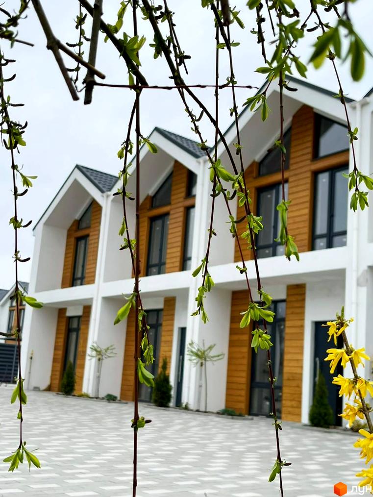 Зображення будинків у Котеджному містечку Prydesennya Eco Village. Вигляд новобудов з вулиці та прибудинкової території.