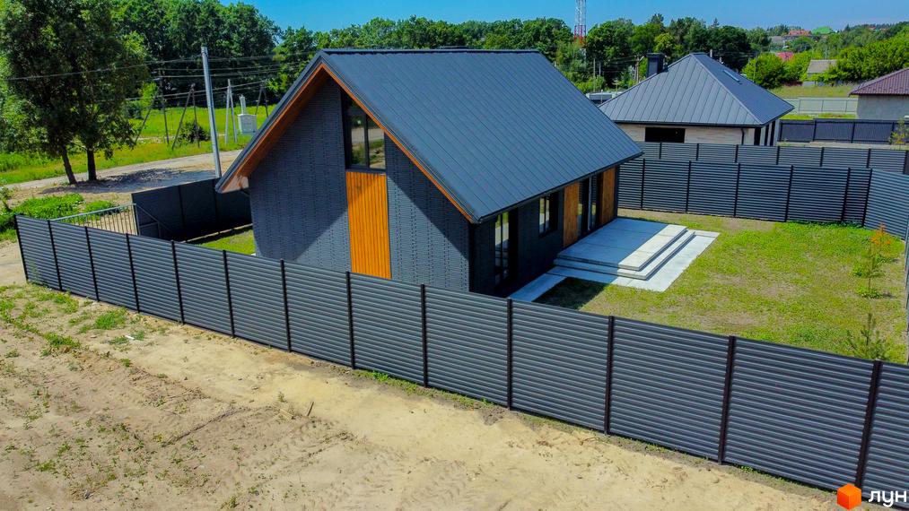 Котеджне містечко SMADE Park: сірий будинок з дерев'яними вставками та темним дахом, огороджена територія з газоном та бетонною доріжкою.