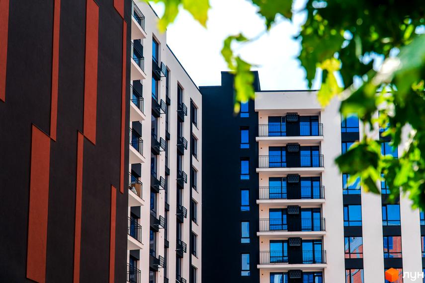 Зображення фасаду будинку Житлового комплексу Паркова Алея. Багатоповерхівка з балконами та великими вікнами.