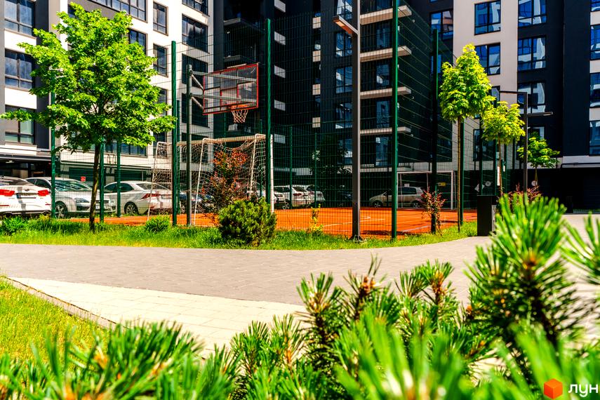 Житловий комплекс Comfort Park. Сучасний житловий комплекс з баскетбольним майданчиком та футбольним полем.