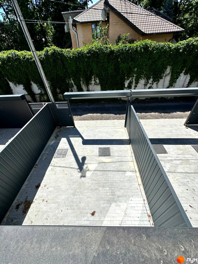 Таунхаус Т-37. Зовнішній вигляд таунхаусів з сірим фасадом та навісами, вимощені сірою плиткою дворики.