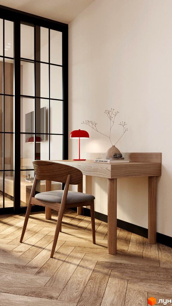 Інтер'єр апартаментів в ЖК WOL Vinnytsia з дерев'яною підлогою, письмовим столом та стільцем. На столі стоїть лампа, книги та декор.