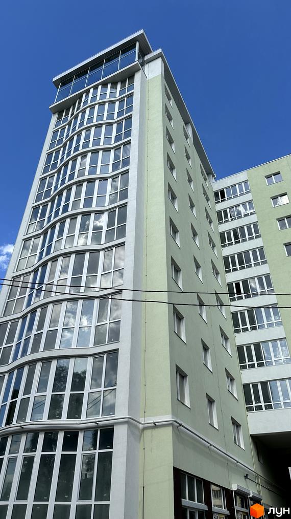 Зовнішній вигляд новобудови ЖК Потьомкінський з великою кількістю вікон та світлими фасадами. Будівельний проєкт має сучасний дизайн та привабливий вигляд.