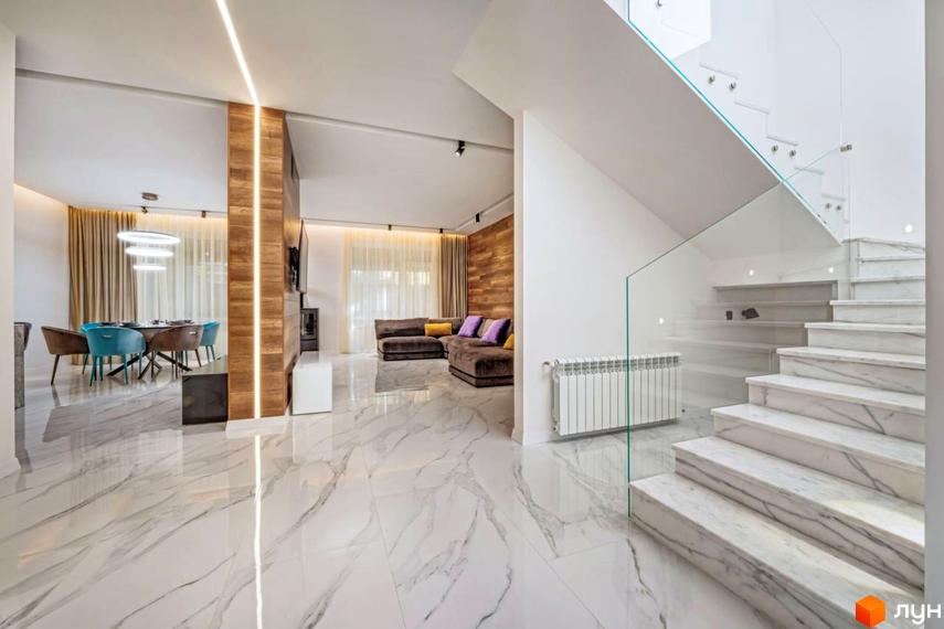 Інтер'єр вітальні та їдальні в житловому комплексі КМ Парк хаус. Білі мармурові підлоги, дерев'яні елементи та скляні перила сходів.
