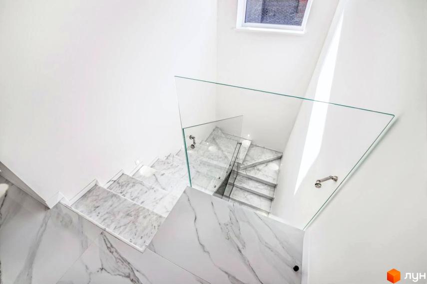 КМ Парк хаус: сучасні мармурові сходи зі скляним огородженням. Новобудова з білими стінами та вікном під стелею.
