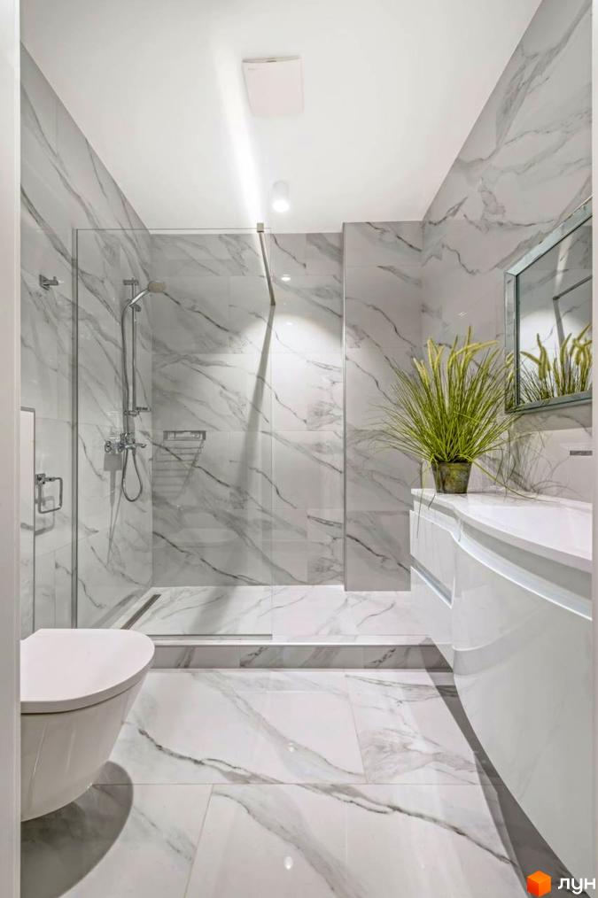 Сучасний дизайн ванної кімнати в житловому комплексі КМ Парк хаус з мармуровим оздобленням та душовою кабіною. Опис інтер'єру новобудови.