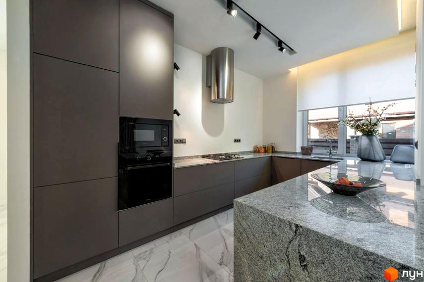 Інтер'єр кухні в новобудові КМ Парк хаус з сірими фасадами, вбудованою технікою та гранітною стільницею. Сучасний дизайн кухні з острівною частиною.