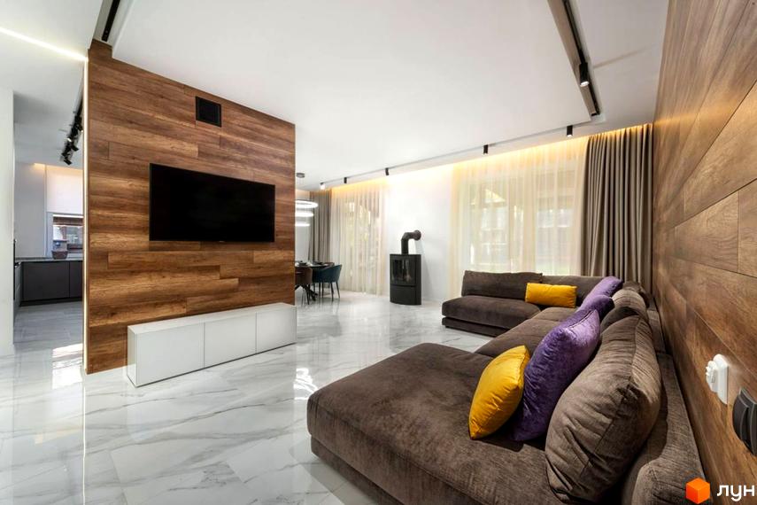 Вітальня з каміном та диваном у житловому комплексі КМ Парк хаус. Дизайн інтер'єру з дерев'яними панелями та мармуровою підлогою.