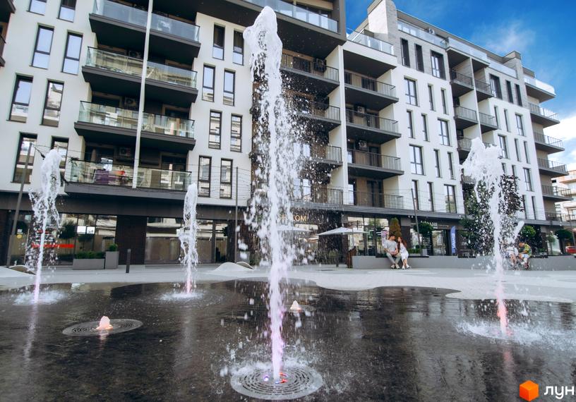 Житловий комплекс Sky Towers з фонтанами на прибудинковій території. Сучасна архітектура та зони відпочинку для мешканців.