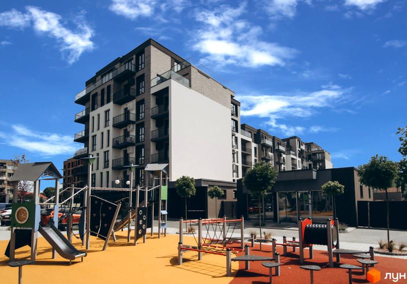 Будівельний проєкт Sky Towers з фасадами з цегли та балконами, дитячий майданчик з гіркою та ігровими елементами.