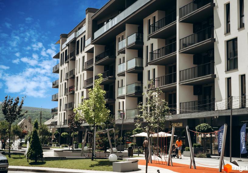 Житловий комплекс Sky Towers з балконами та панорамними вікнами, дитячим майданчиком та зеленими насадженнями на прибудинковій території.