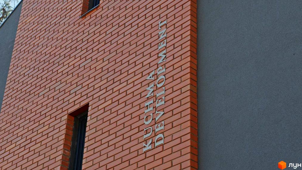 Таунхауси „Позітано Центр“: фасади з цегляною кладкою та сірою штукатуркою. Зовнішній вигляд новобудови.