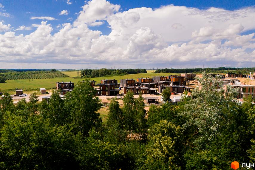 Котеджне містечко КМ 9 ЕЛЕМЕНТІВ – це сучасний житловий комплекс з оригінальною архітектурою будинків та впорядкованою прибудинковою територією.