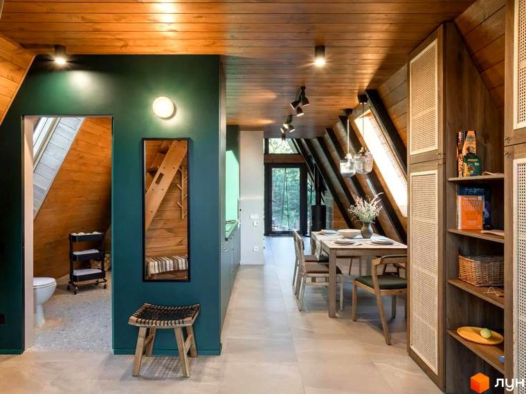 Інтер'єр будинку комплексу відпочинку УЛІС з дерев'яними елементами та обідньою зоною. Дизайн інтер'єру в стилі кантрі.