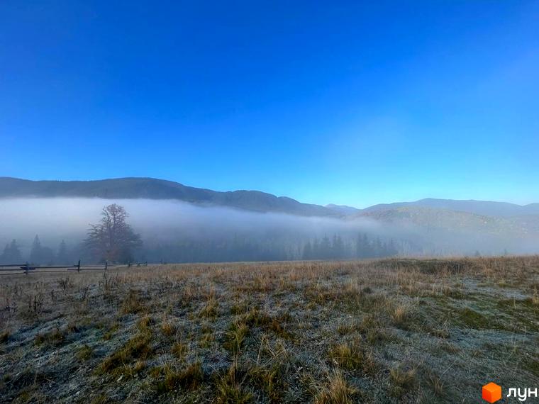 Комплекс відпочинку УЛІС: мальовничий краєвид з туманом у долині та горами на тлі, що створює атмосферу спокою та затишку.